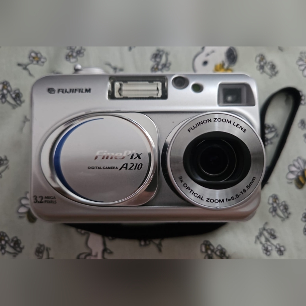 FujiFilm FinePix A210 3.2 MP Digital Camera (working)